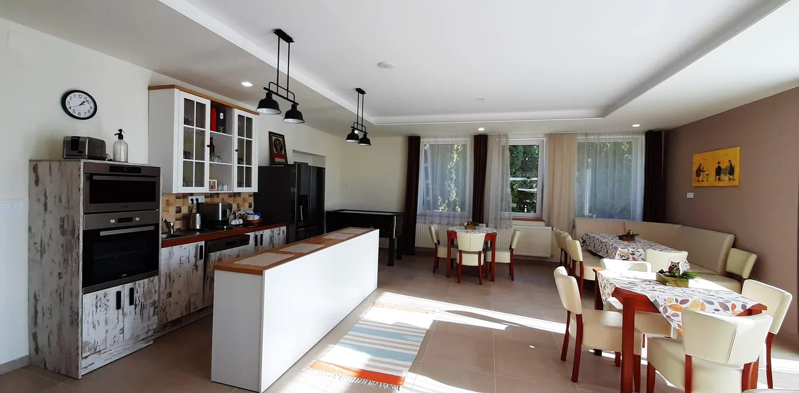 Közösségi tér: Egy-egy rendezvény alkalmával akár 30-40 fő is kényelmesen elfér. Készítse el finom reggeli kávéját a kínálatunkból.