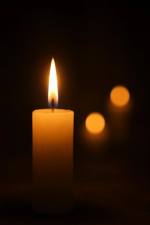 'Csendben hajtunk fejet' cikk borítóképe