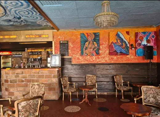 'Nyitóbuli festményekkel, sok zenével és rally-őrültekkel.' cikk borítóképe