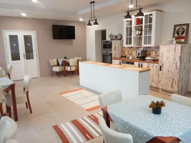 Közösségi tér: Egy-egy rendezvény alkalmával akár 30-40 fő is kényelmesen elfér. Készítse el finom reggeli kávéját a kínálatunkból.