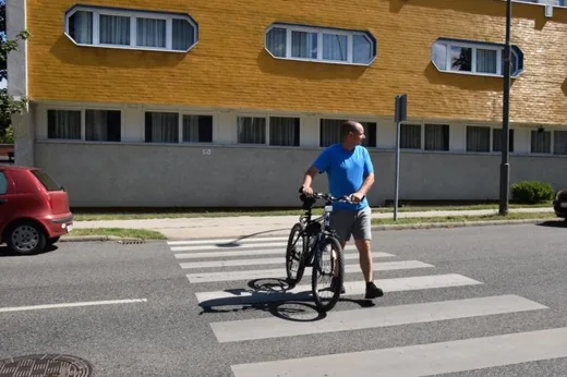 'Zebrán, járdán biciklivel?' cikk borítóképe