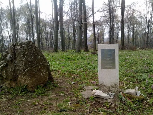 'Emlékművek' cikk borítóképe