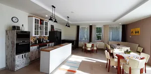 Közösségi tér: Egy-egy rendezvény alkalmával akár 30-40 fő is kényelmesen elfér. Készítse el finom reggeli kávéját a kínálatunkból.